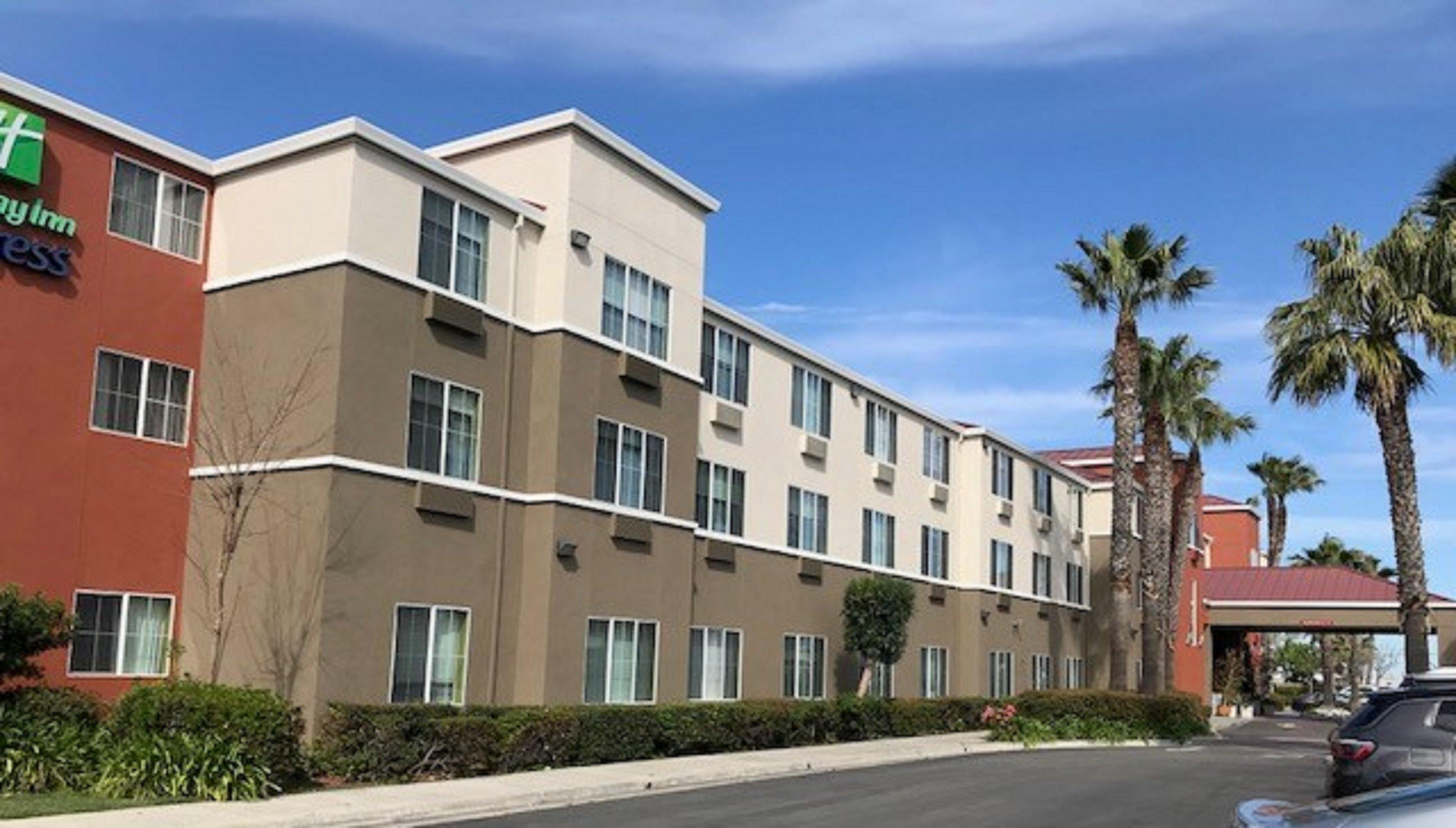 Holiday Inn Express & Suites Tracy, An Ihg Hotel Exterior photo