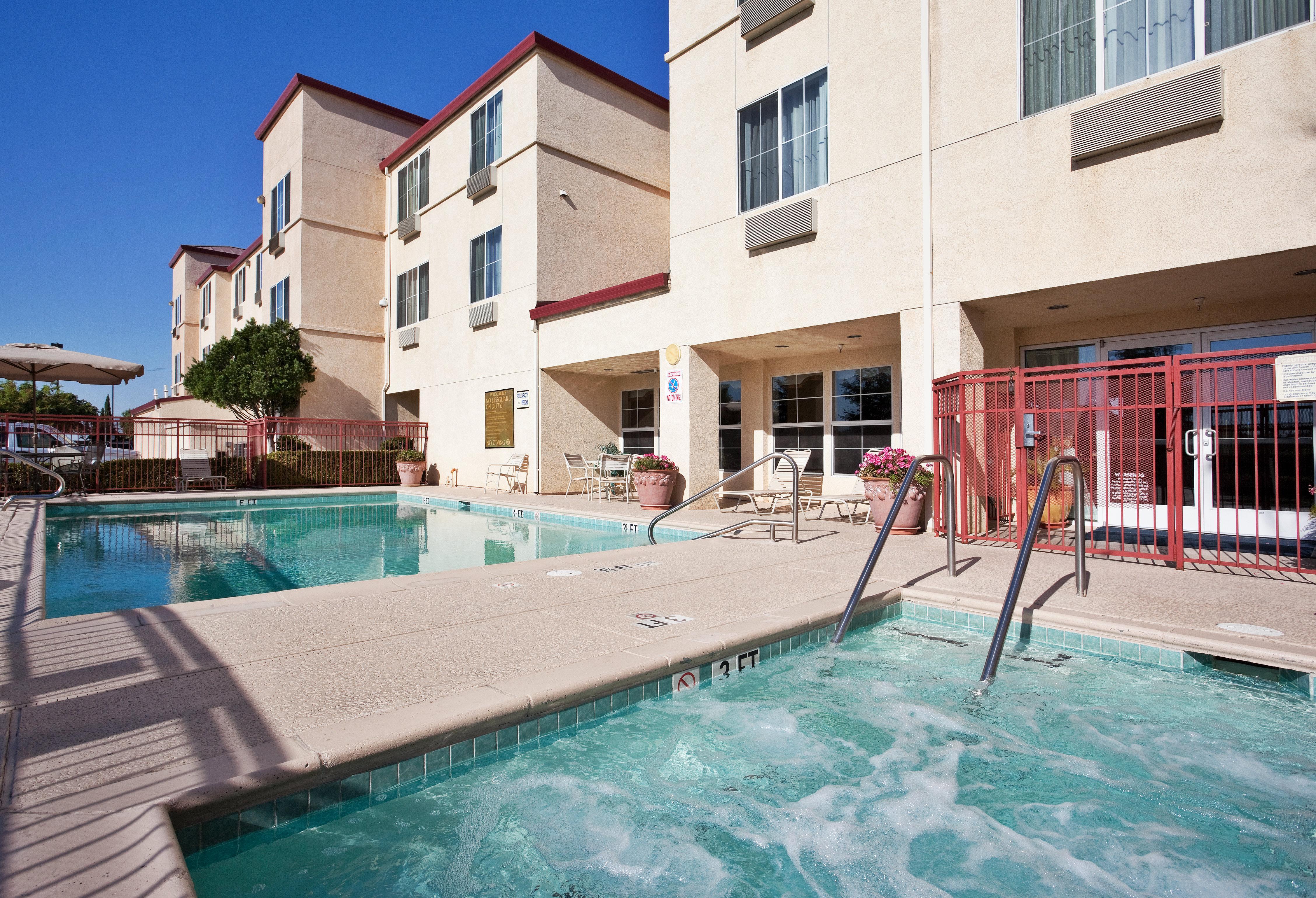 Holiday Inn Express & Suites Tracy, An Ihg Hotel Exterior photo